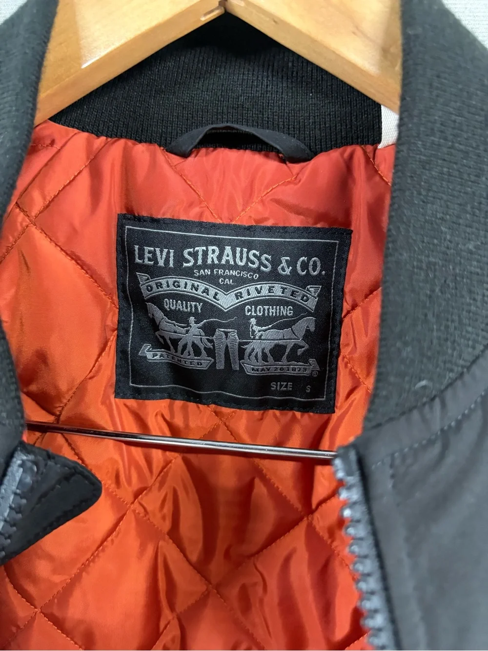 Levis Jacket Mens Small Black Full Zip Quilted Lined Orange Bomber Flight